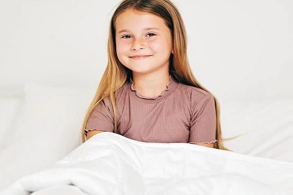 Ella vektdyne til barn jente sitter under dynen
