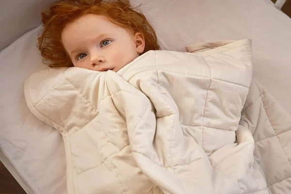 Moonboon vektdyne liten gutt under dynen