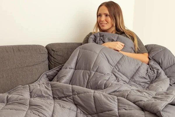 Zenkuru vektdyne dame på sofa
